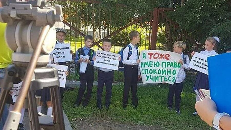 Против школы фото Директор школы на Сахалине уволился после пикета против третьеклассника Новости 