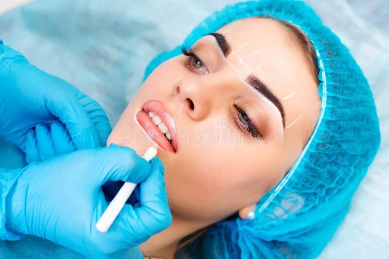 Противопоказания макияжа Cosmetologist Making Permanent Makeup on Woman`s Face Stock Image - Image of cos