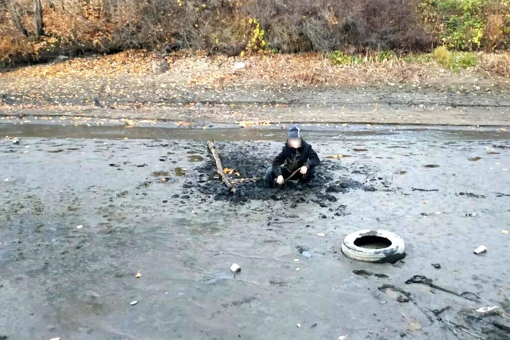 Провалился в реку фото В Череповце увязшего в грязи ребенка вызволяли спасатели