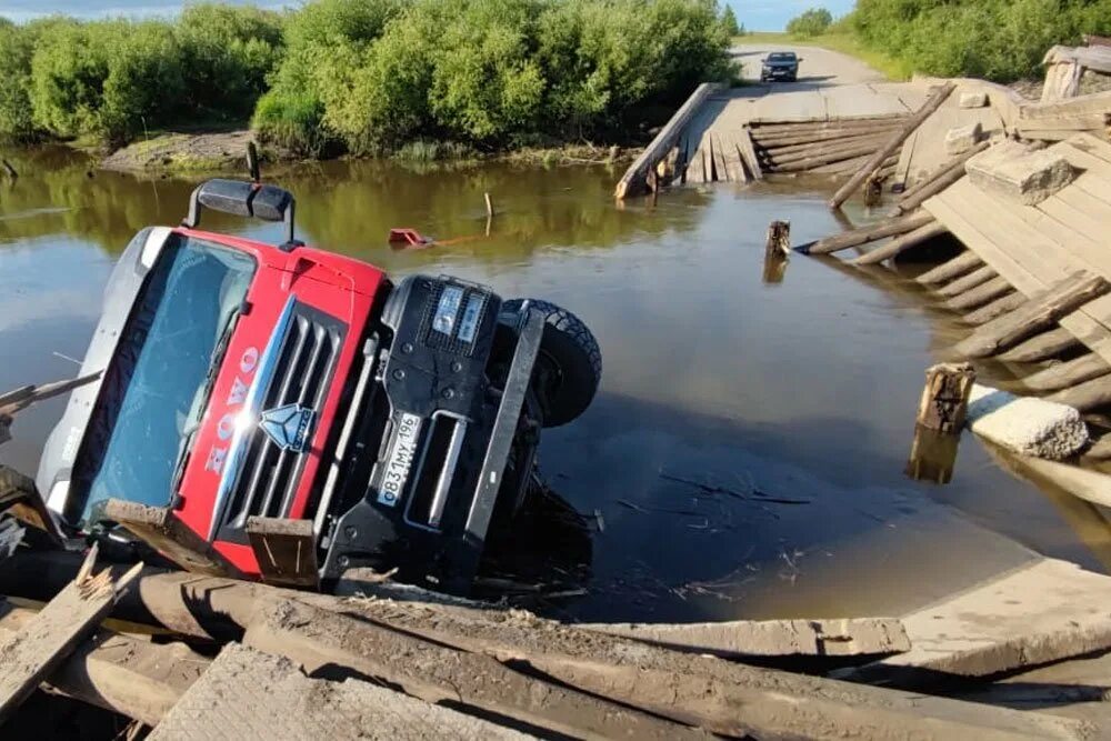 Провалился в реку фото На Урале грузовик обрушил мост через реку - Российская газета