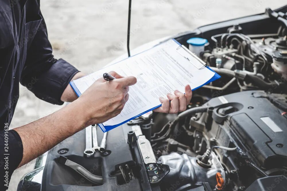 Проверка авто фото Services car engine machine concept, Automobile mechanic repairman checking a ca