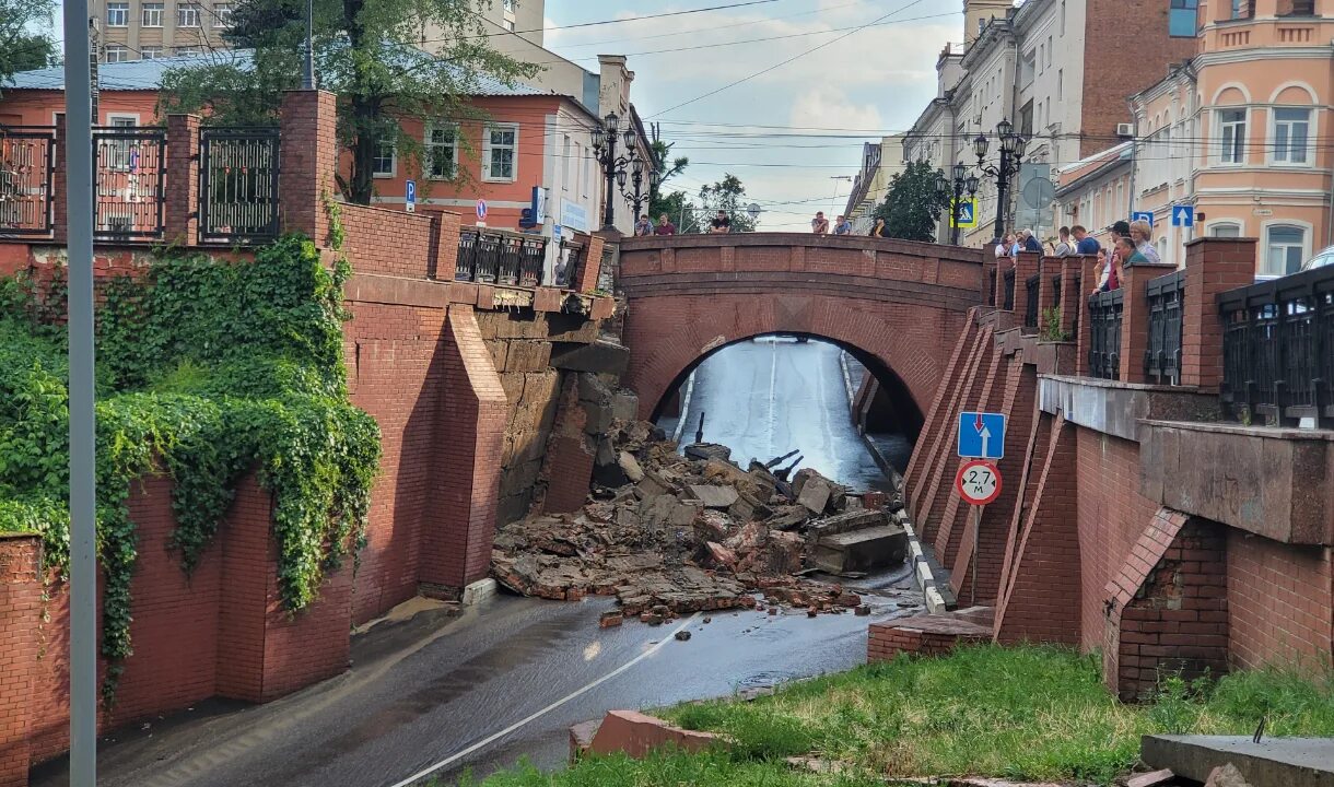 Провинцiя ул каменный мост 5 фото Опубликованы видео и фото последствий обрушения стены Каменного моста в Воронеже