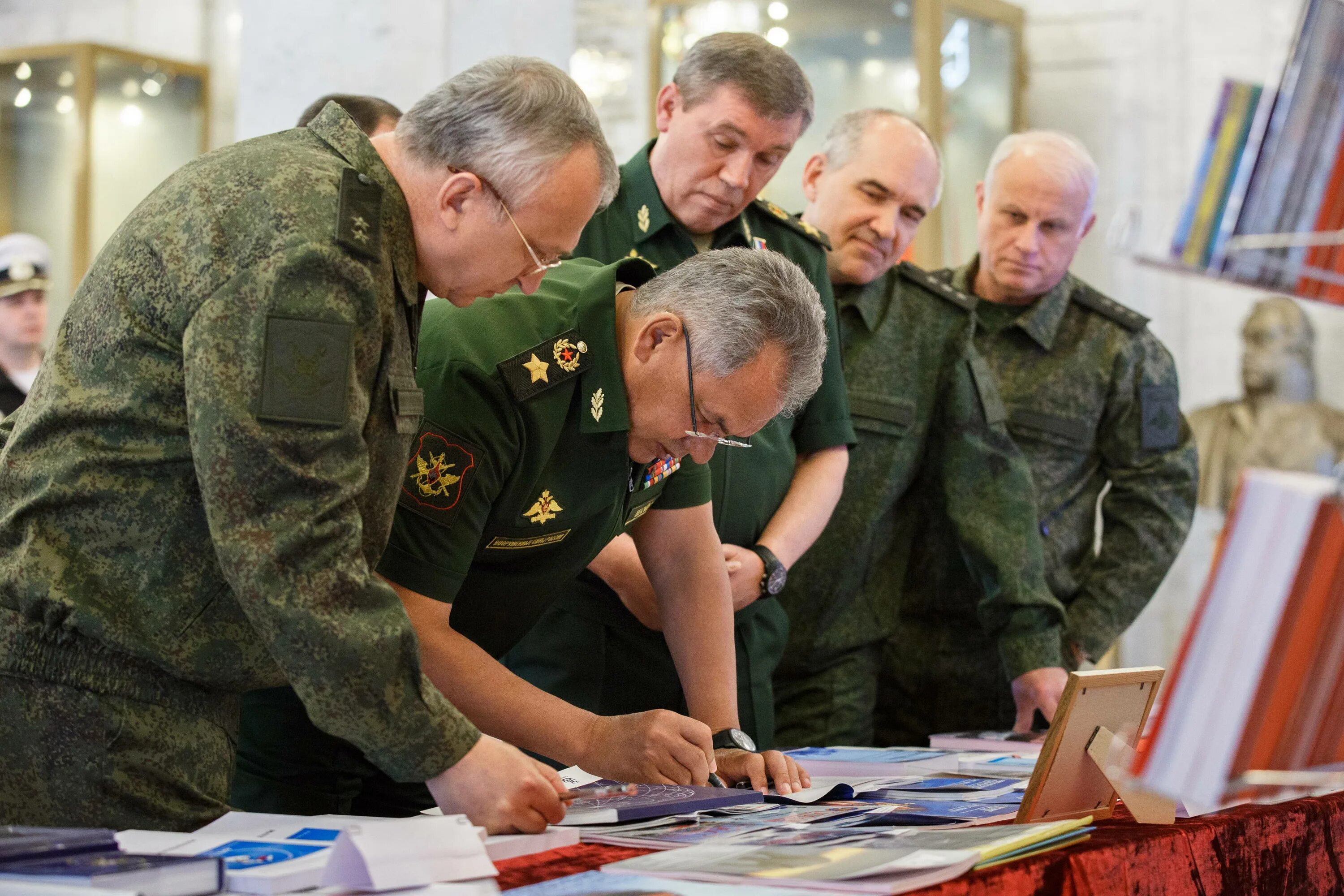 Проводящие агитационные работы с военнослужащими фото Штаб командования