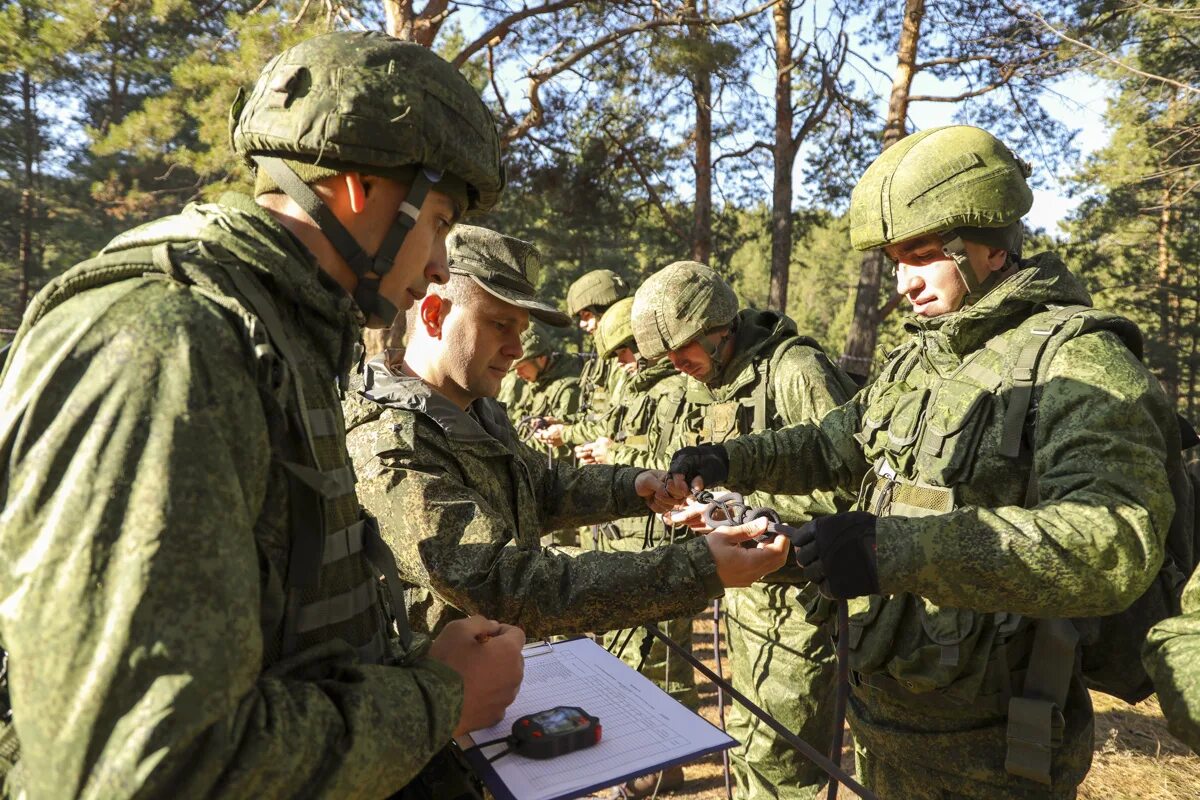 Проводящие агитационные работы с военнослужащими фото Горные подразделения Ульяновского отдельного гвардейского соединения ВДВ успешно