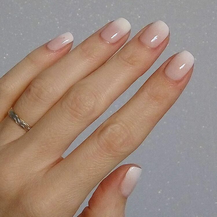 Прозрачная база для ногтей фото French dégradée pour moi aujourd'hui, tout simplement ! ☁ ❤ #babyboomer #nailsof