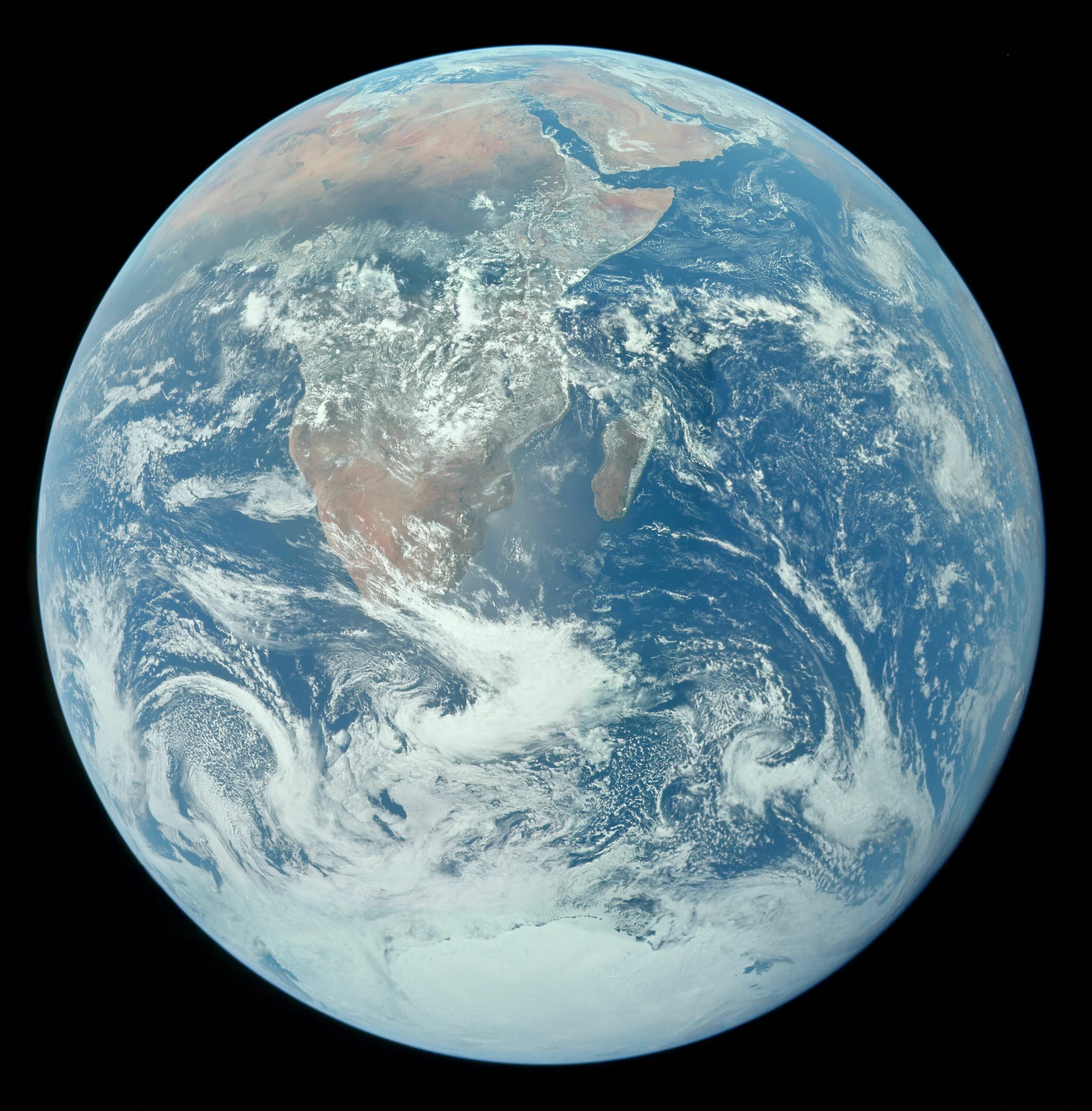 Прозрачные земли фото This might be the highest-res version of the famed Apollo 17 "Blue Marble" https