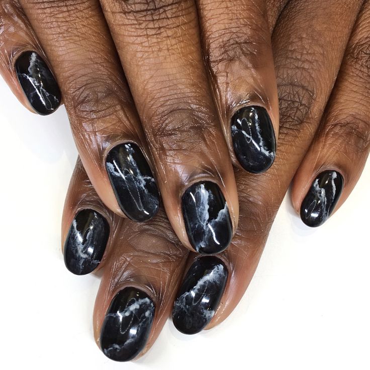 Прозрачный черный маникюр Black Marble Nails