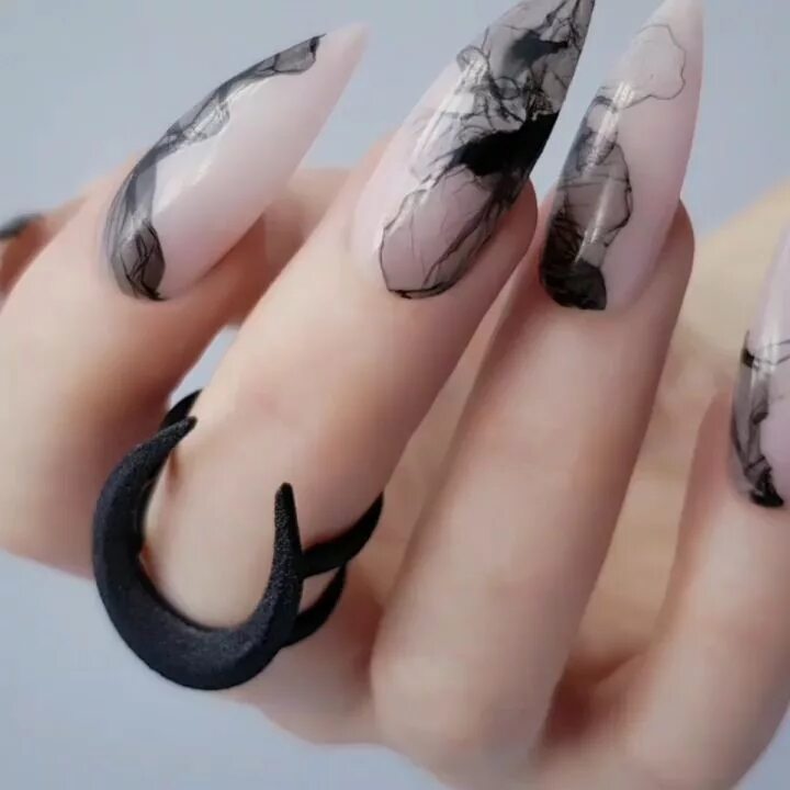 Прозрачный черный маникюр Nail Stylist // Luxe press-ons on Instagram: "Simple concept, striking results. 