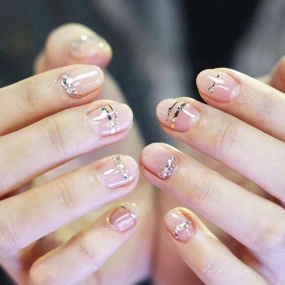 Прозрачный дизайн коротких ногтей фото Wedding nail art - nude nail and gold modern accents Minimalist nail art, Korean