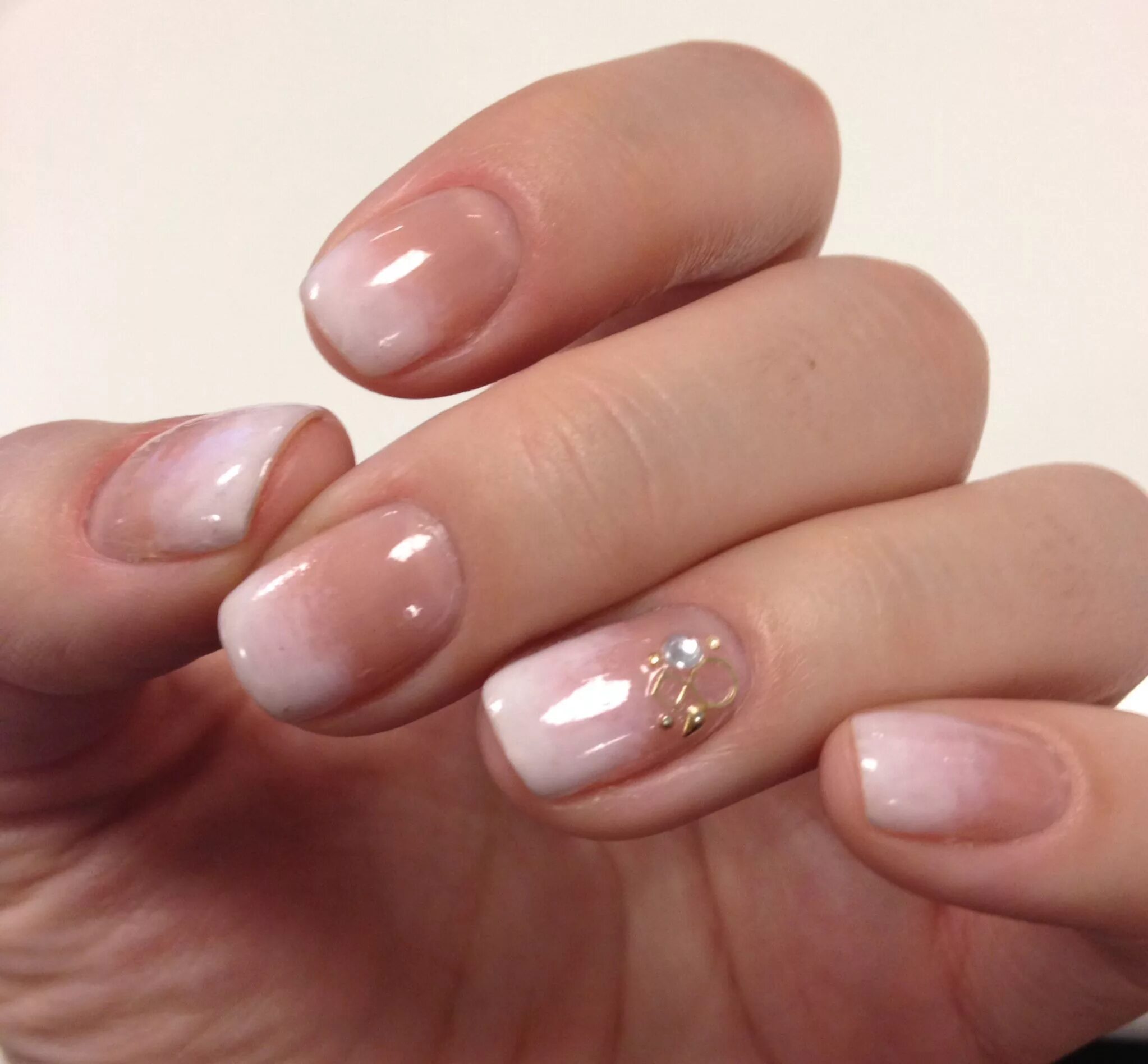 Прозрачный дизайн коротких ногтей фото Gradient French manicure Uñas