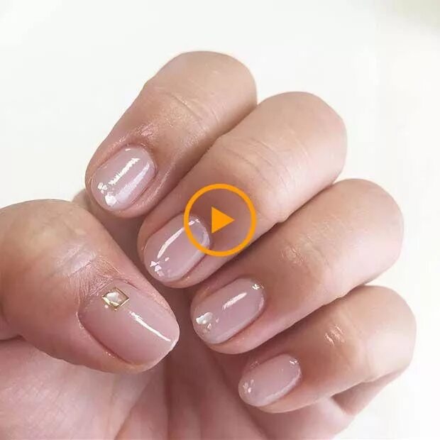 Прозрачный маникюр на короткие ногти Light Nails with Crystal Accent Nail for Elegant Nail Designs for Short Nails - 