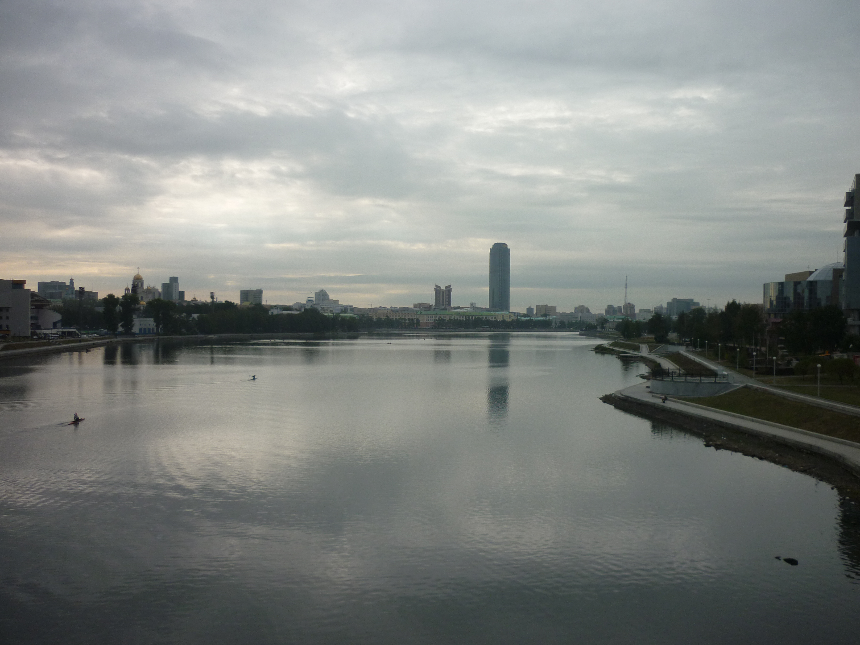 Пруд екатеринбург фото Файл:Bridge at Cheljuskinzev str Yekaterinburg take 01.JPG - Википедия