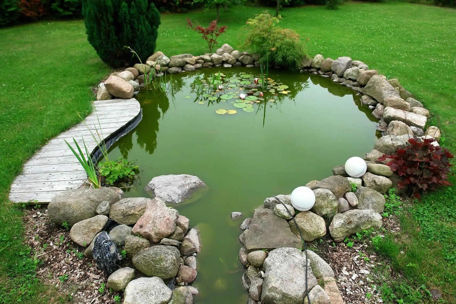 Пруд на даче своими руками Decorative Edging Stone to Surround Your Pond Landscaping Pond landscaping, Gard