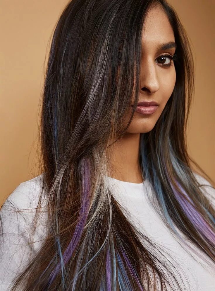 Пряди на средних темных волосах фото Josh Wood: colore e nuovi trend Peekaboo hair, Hair color blue, Brunette hair co