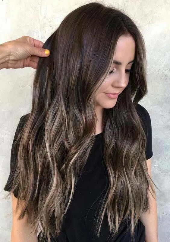 Пряди на темных волосах фото Pin en chocolate brown hair ideas