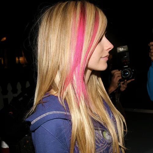 Прядки на светлые волосы фото avril hairstyle Pink hair streaks, Pink blonde hair, Hair streaks