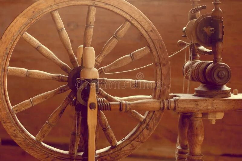 Прялка деревянная с колесом старинная фото Oldfashioned Wooden Distaff, Spindle, Spinning Wheel Stock Image - Image of yarn