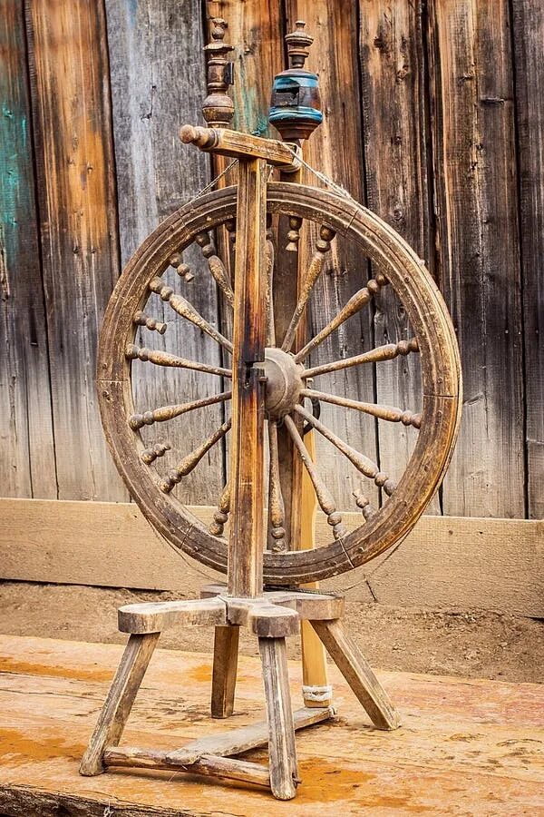 Прялка деревянная с колесом старинная фото Old spinning wheel stock image. Image of wool, vintage - 56650981