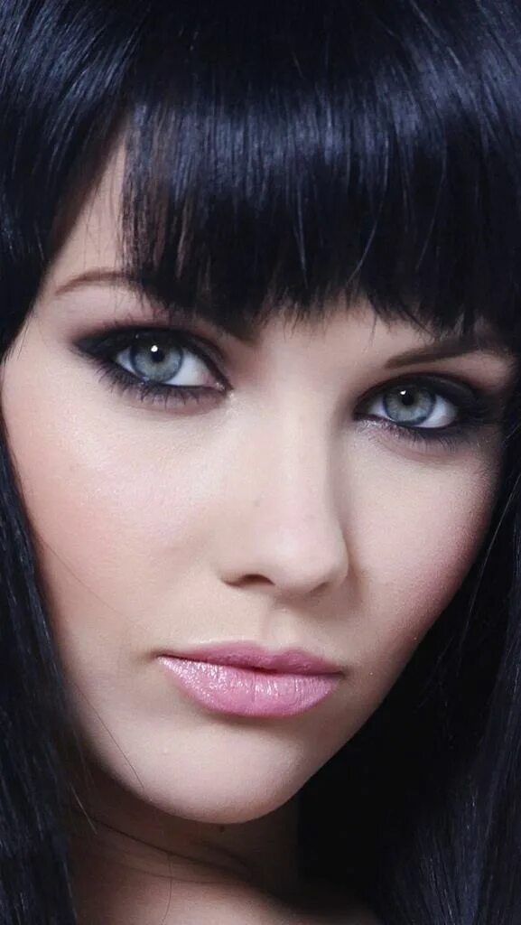 Прямая челка фото brunette_eyes_hair_bangs_85276_640x1136 Emo girl hairstyles, Beautiful face, Bla