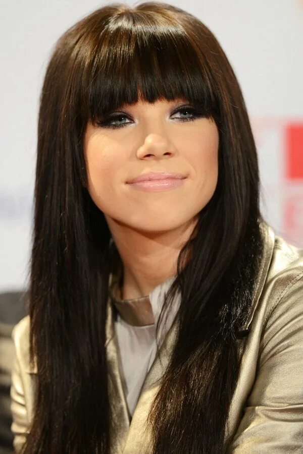 Прямая челка на среднюю длину фото Celeb inspiration - Carly Rae Jepsen - Love her hair color and bangs Long layere