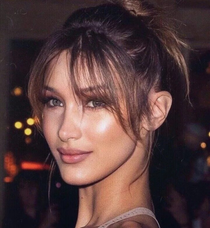 Прямая челка с удлинением по бокам фото Белла Хадит Hair styles, Long hair with bangs, Hair cuts