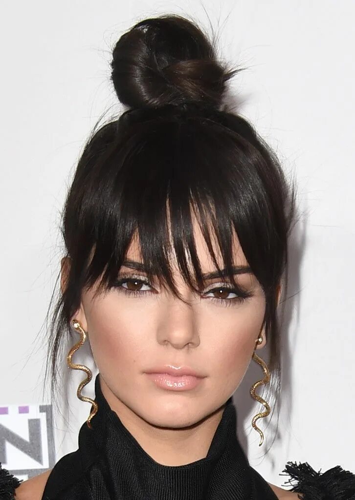 Прямая челка с удлинением по бокам фото Kendall Jenner Ponytail Recogidos con flequillo, Peinados con flequillo, Pelo la