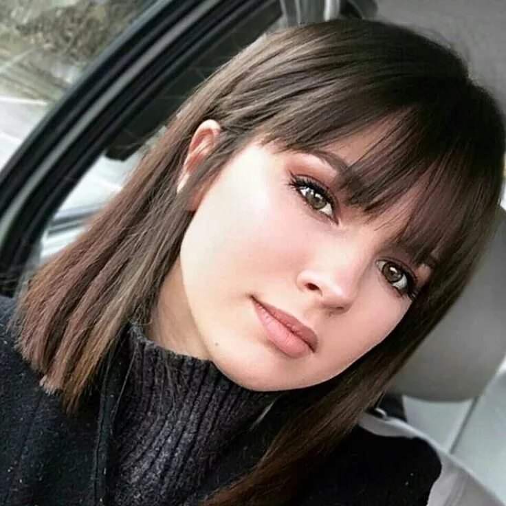 Прямая стрижка с косой челкой Épinglé sur hair with bangs Nouvelles coiffures, Coupes de cheveux avec frange, 