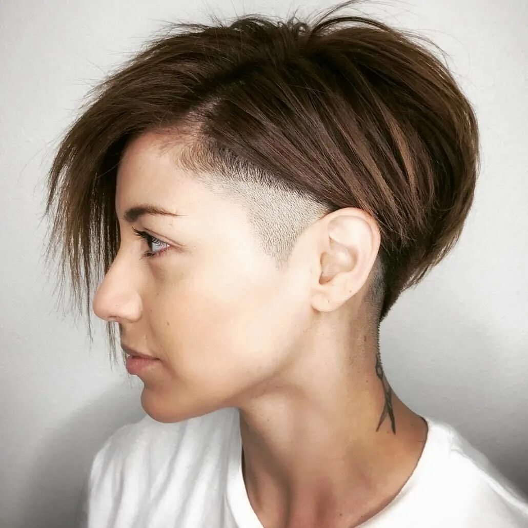 Прямая женская стрижка 20 Bold and Daring Takes on the Shaved Pixie Cut Shaved pixie, Shaved pixie cut,