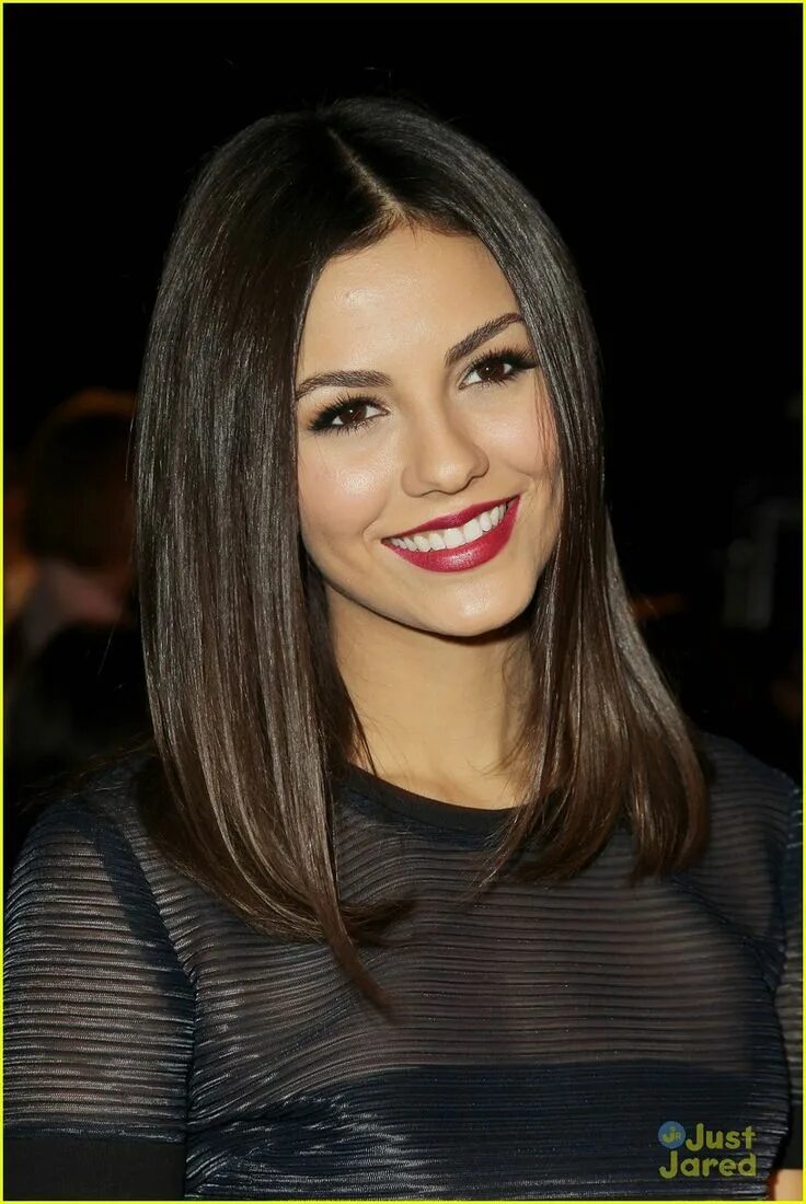 Прямые средние волосы без челки фото victoria justice dkny fashion show nyfw 13 Victoria justice, Haircuts for long h