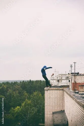 Прыгаю с крыши фото Man decides to commit suicide by jumping from a tall building - Adobe Stock で こ 