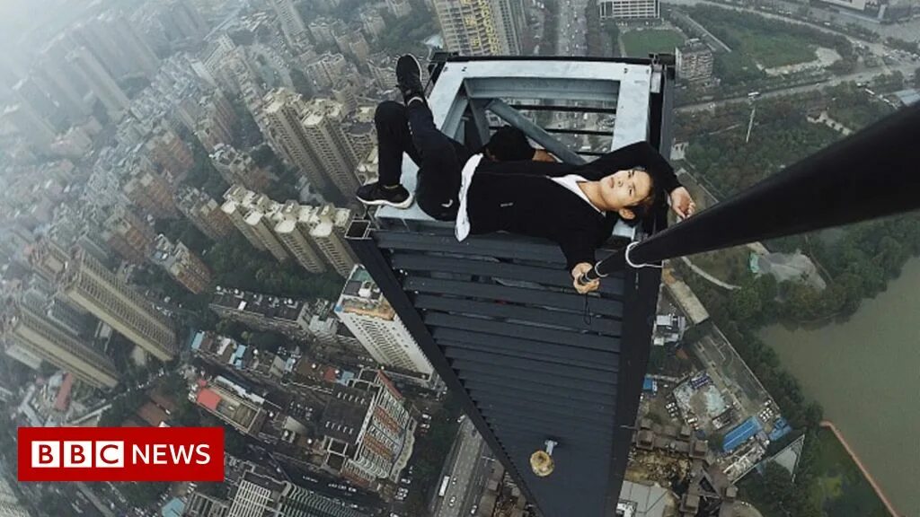 Прыгаю с крыши фото Chinese rooftop climber dies in 62-storey fall - BBC News