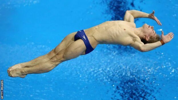 Прыжки в воду мужчины фото Britain's Jack Laugher dives to 3m world junior title - BBC Sport