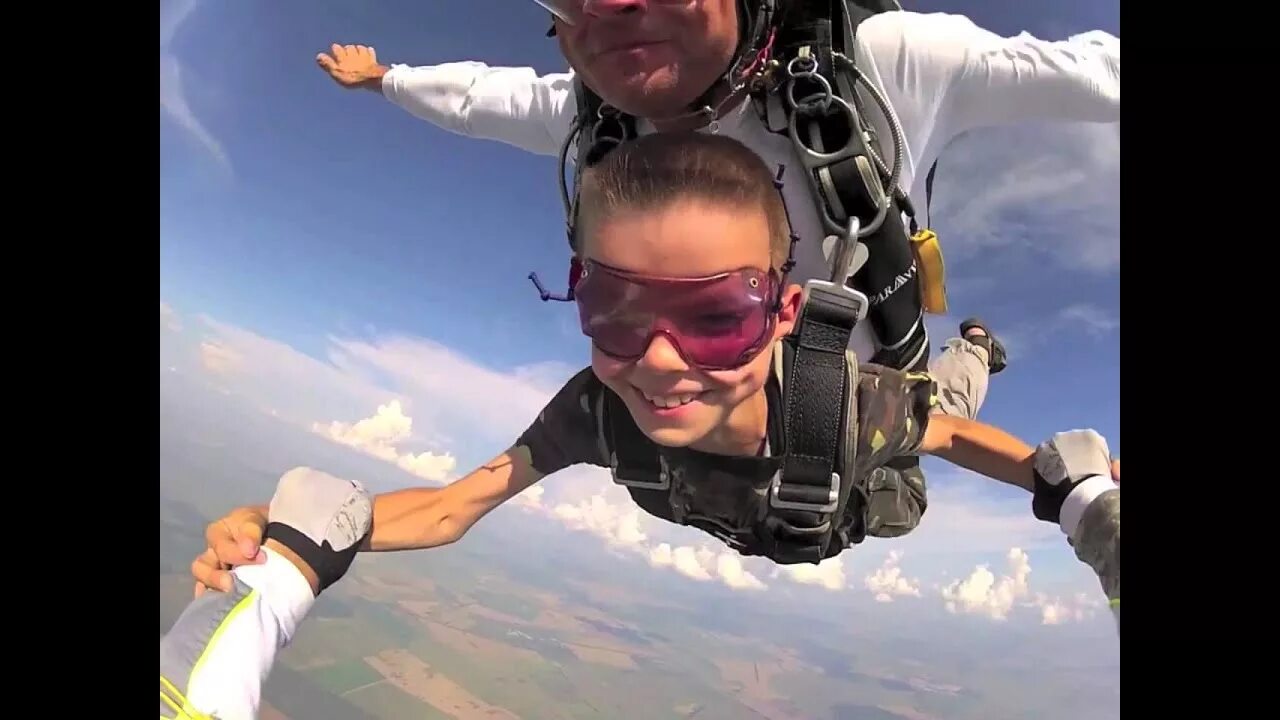 Прыжок с парашютом что одеть Kids time skydive Дети первый прыжок с парашютом тандем - YouTube