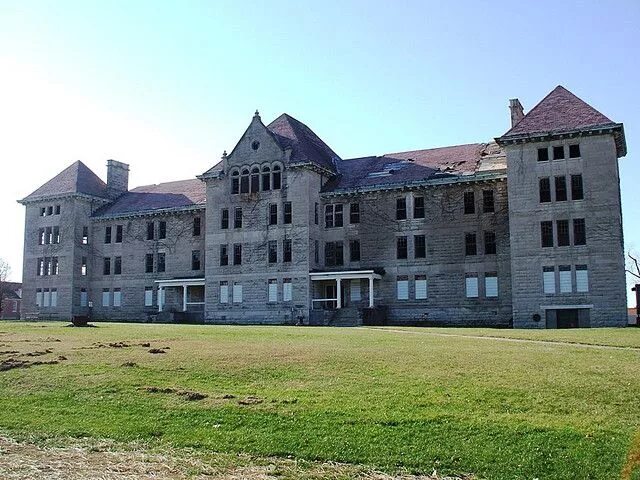 Психиатрическая больница снаружи фото Bartonville, IL: Insane Asylum Scary places, Most haunted places, Haunted asylum