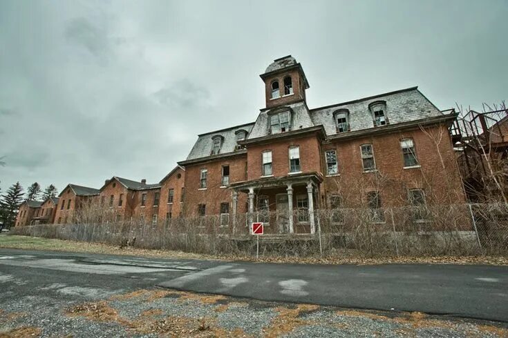 Психиатрическая больница снаружи фото Eerie Photos of America's Abandoned Asylums Abandoned asylums, Abandoned places,