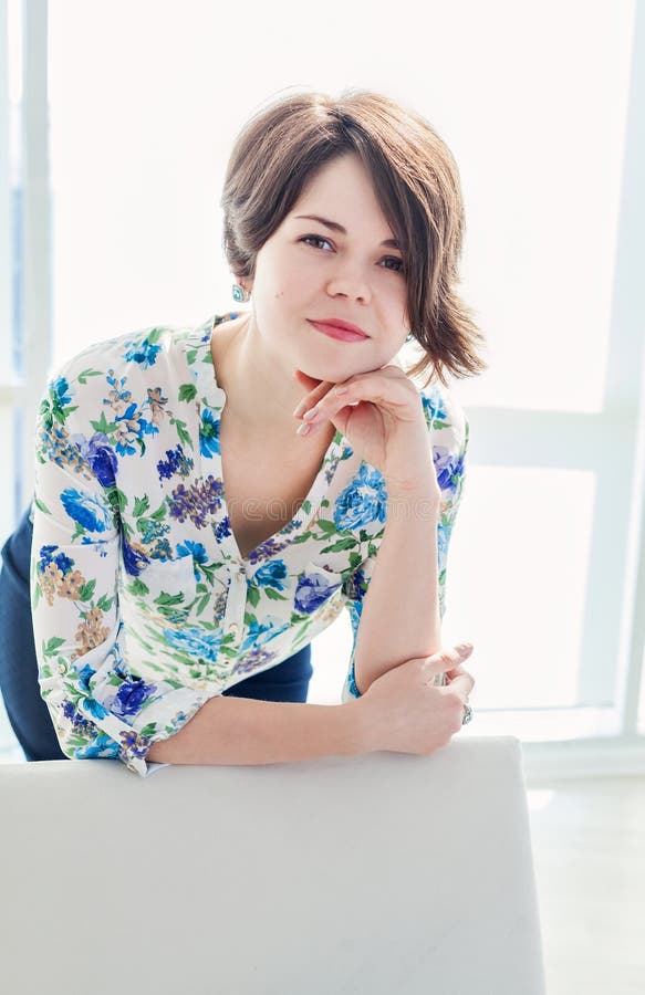 Психолог женщина с короткой стрижкой Portrait of a Young Woman Psychologist Therapist Stock Photo - Image of session,