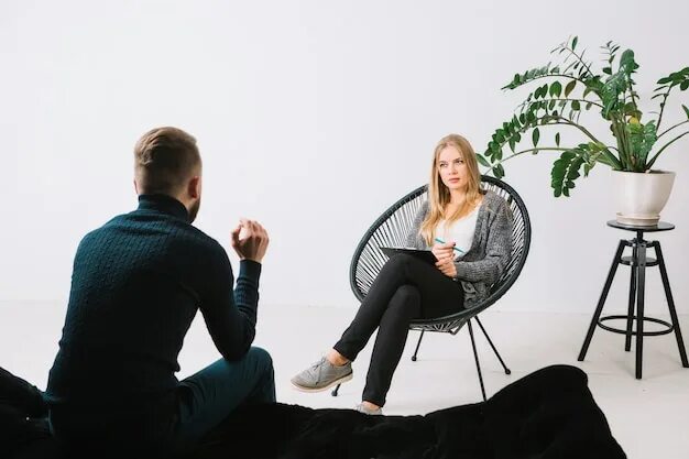 Психологи фото биография Premium Photo Rear view of a young man discussing her problems with female psych