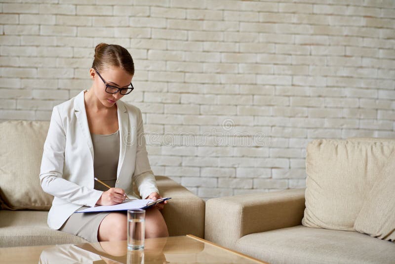 Психологи фото биография Beautiful Female Psychologist Leading Therapy Session Stock Image - Image of con