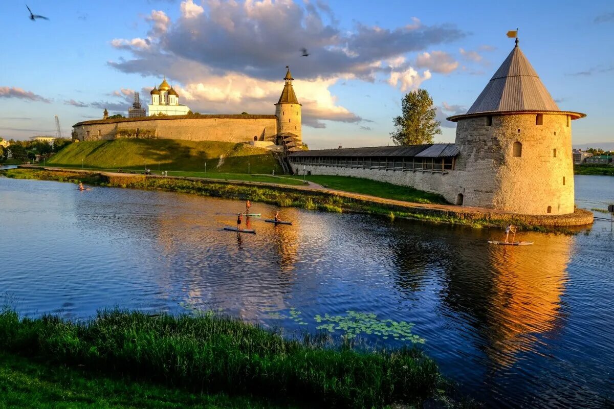 Псков кремль 7 фото Псковский Кремль в августе 2021 и другие свежие снимки Архитектура храмов и собо