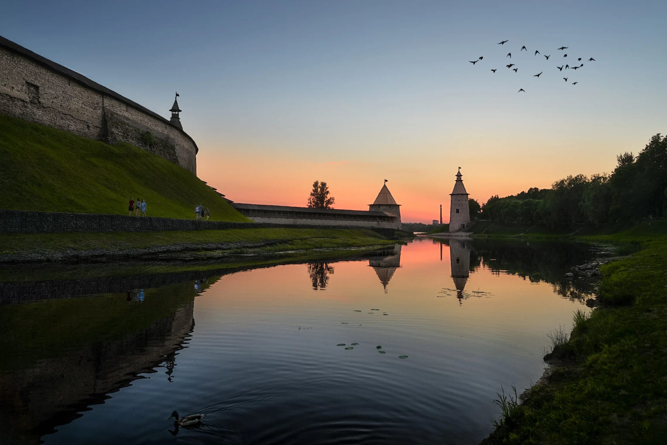 Псков река пскова фото Вечер на реке Пскове́ Фотосайт СуперСнимки.Ру