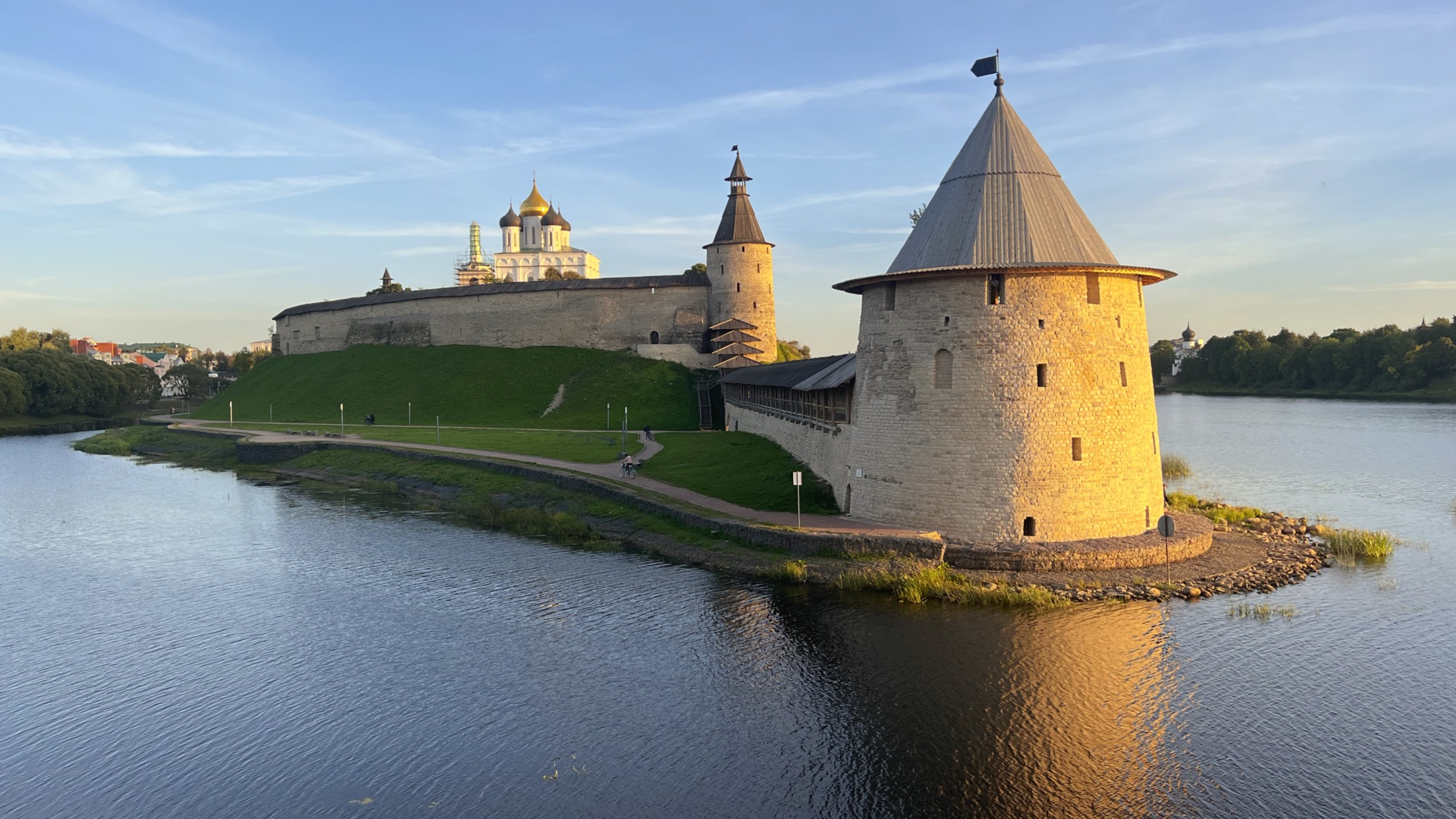 Псков река великая фото Псков. Набережная реки Великая. РОССИЯ НАЧИНАЕТСЯ ЗДЕСЬ. - смотреть видео онлайн