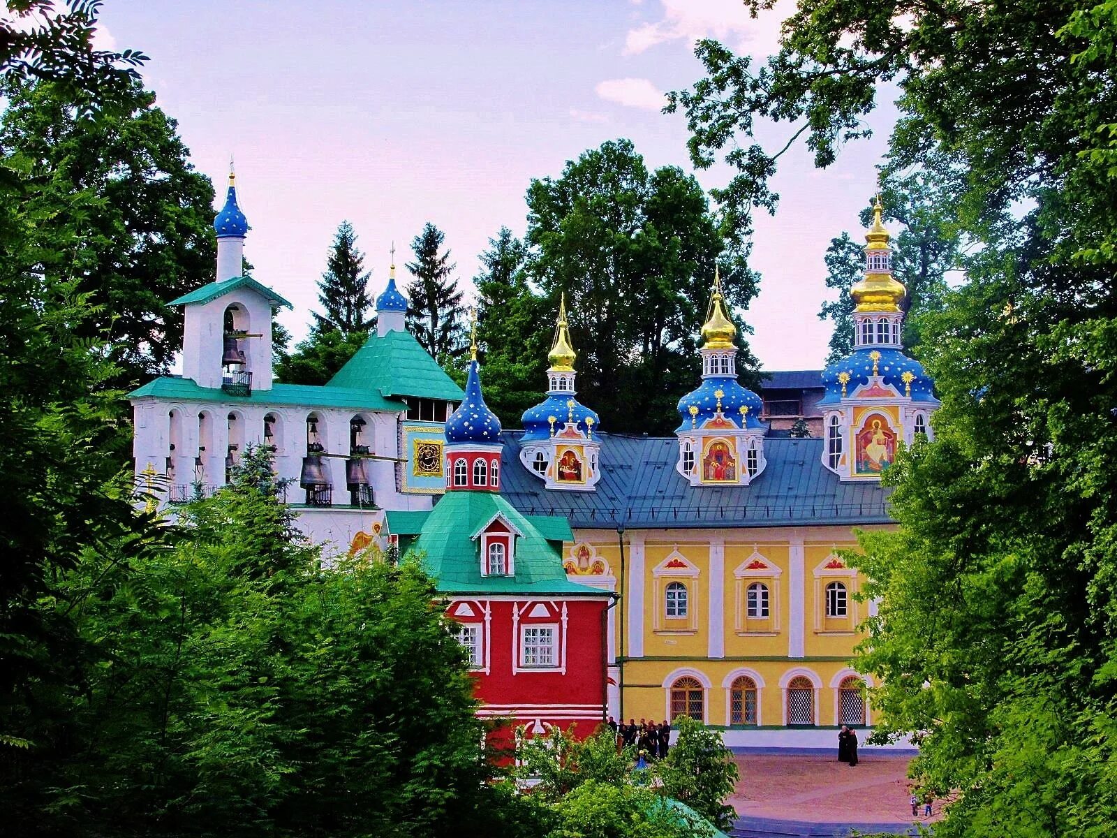 Псково печерский монастырь фото The Holy Suspensky Pskov-Pechory Monastery