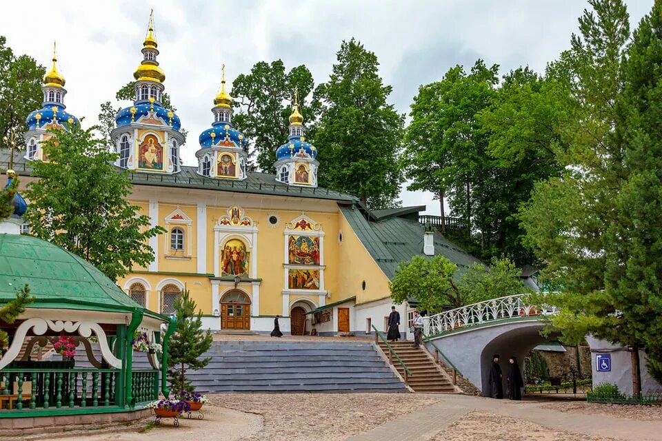 Псково печерский монастырь фото летом Пушкинские горы возглавили рейтинг самых гостеприимных российских городов - КАК 