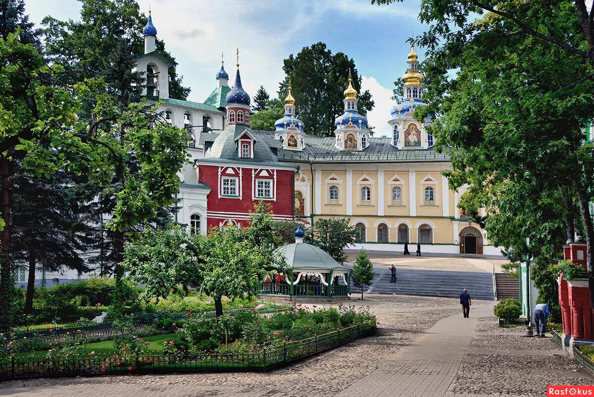 Псково печерский монастырь фото летом Фото: Свято-Успенский Псково-Печерский монастырь.. Юрий Первушин. Путешествия. Ф