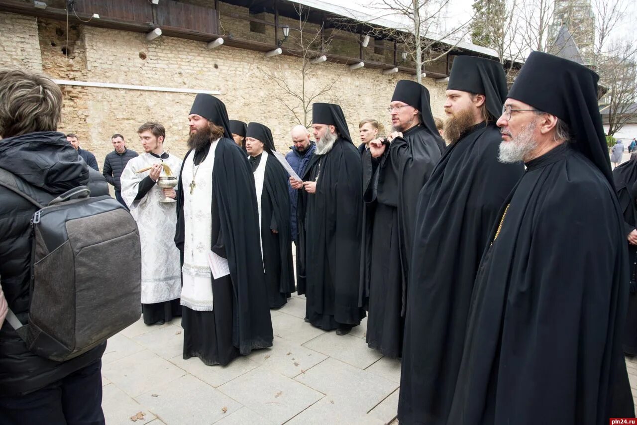 Псково печерский монастырь монахи фото Пасхальные символы освящают в Псково-Печерском монастыре : Псковская Лента Новос