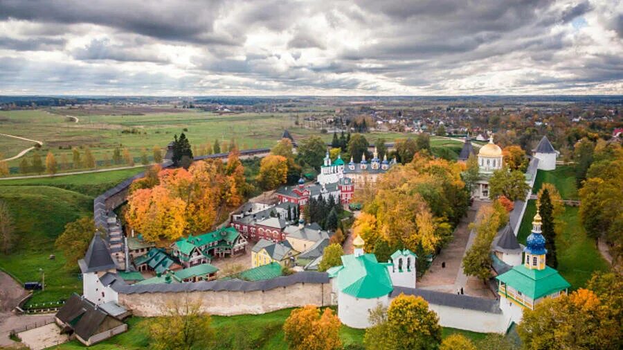 Псково печерский монастырь сегодня фото Волонтеры в рамках акции "Сад памяти" высадили 100 деревьев у Псковско-Печерског