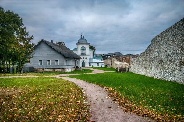 Псковская область достопримечательности фото с описанием Осенний Изборск. Фотография из альбома Изборск - 2 из 24 ВКонтакте