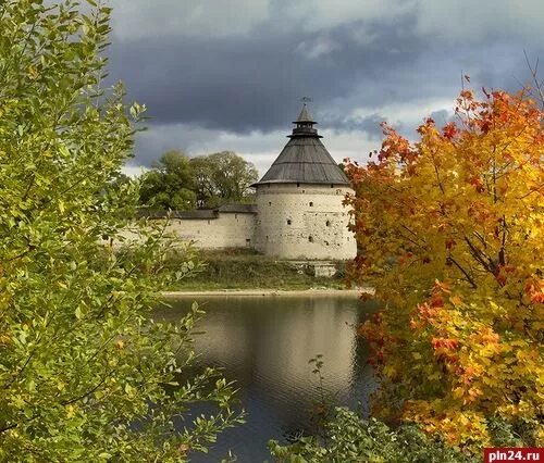 Псковская осень фото Похожее изображение Город, Места