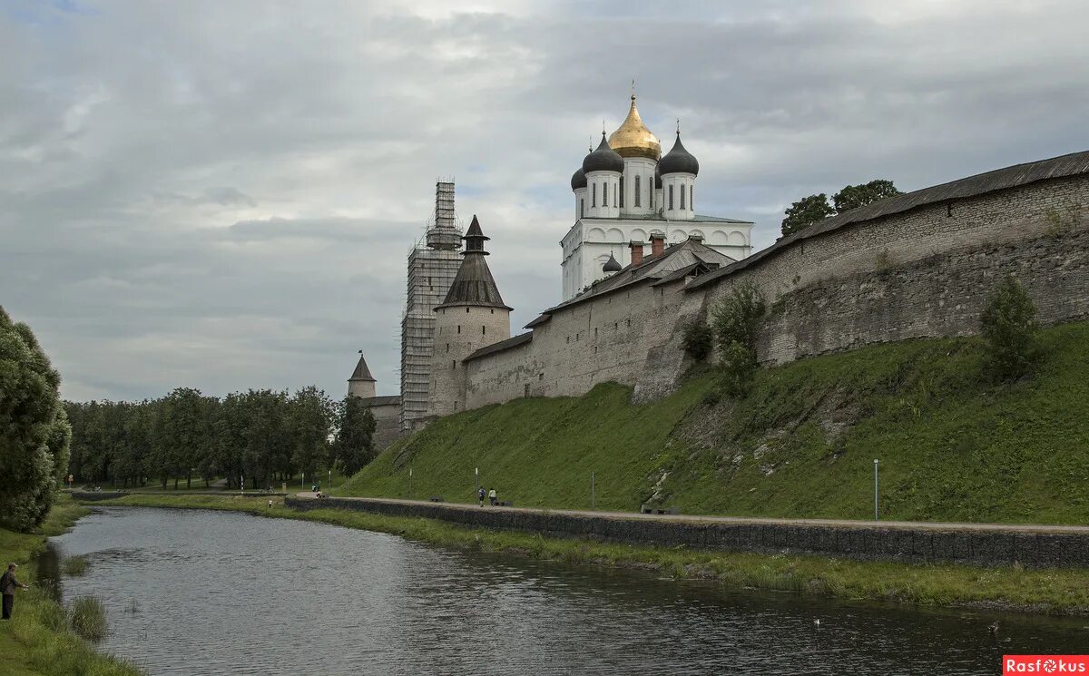 Псковский кремль фото Фото: У псковского кремля.... Фотограф путешественник Сергей А.. Путешествия. Фо