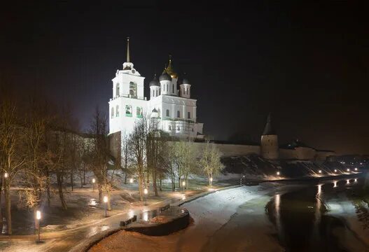 Псковский кремль ночью фото Освещённой Изображения: просматривайте стоковые фотографии, векторные изображени